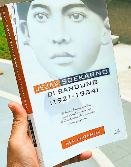 Desain Cover Buku dengan Foto Asli