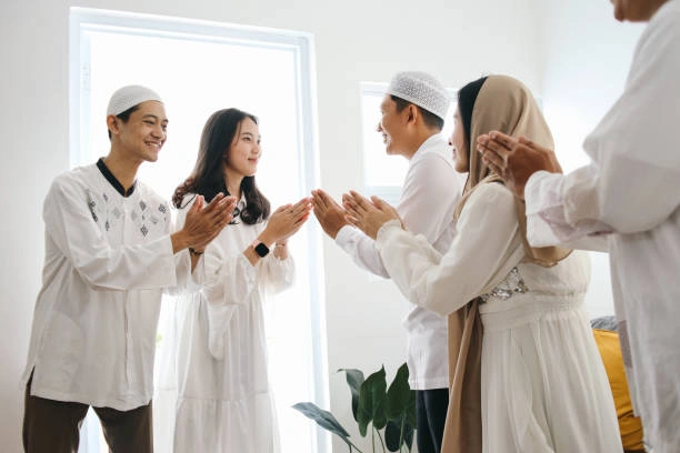 Pose keluarta Saling Bersalaman Saat Lebaran setelah salat id