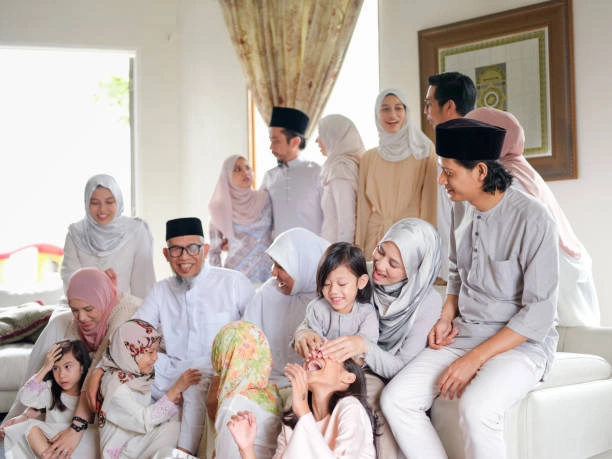 Pose keluarga duduk serta melingkar di momen lebaran