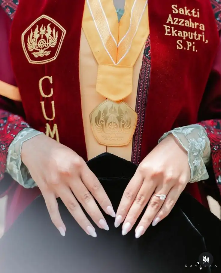 Foto Detail tangan memegang toga saat wisuda (Close Shot Aesthetic)