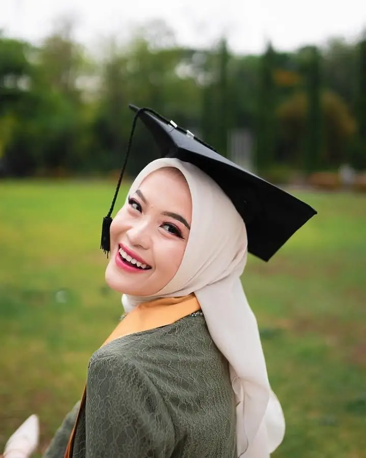 Foto wisuda dengan Close-Up dengan Senyum Natural