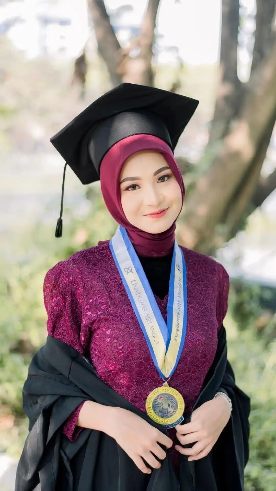Foto wisuda dengan Gaya Formal yang Tetap Elegan