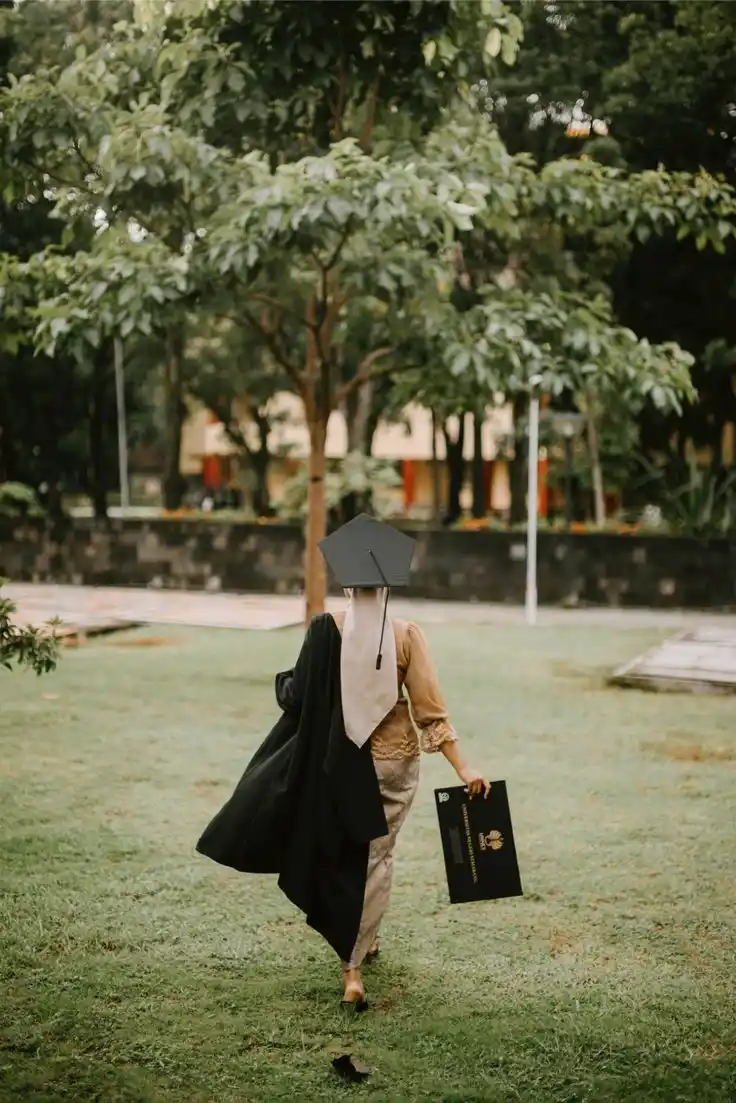 Foto wisuda dengan memegang atau melempar dokumen