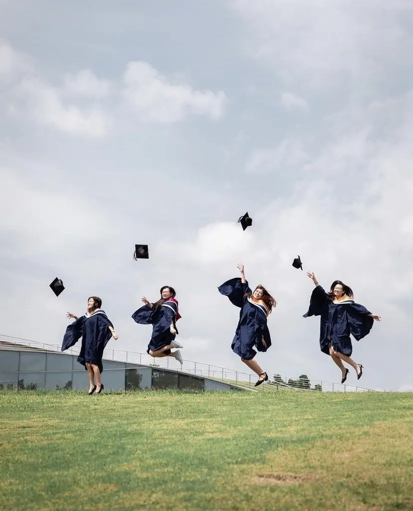 Foto wisuda lompat bersama