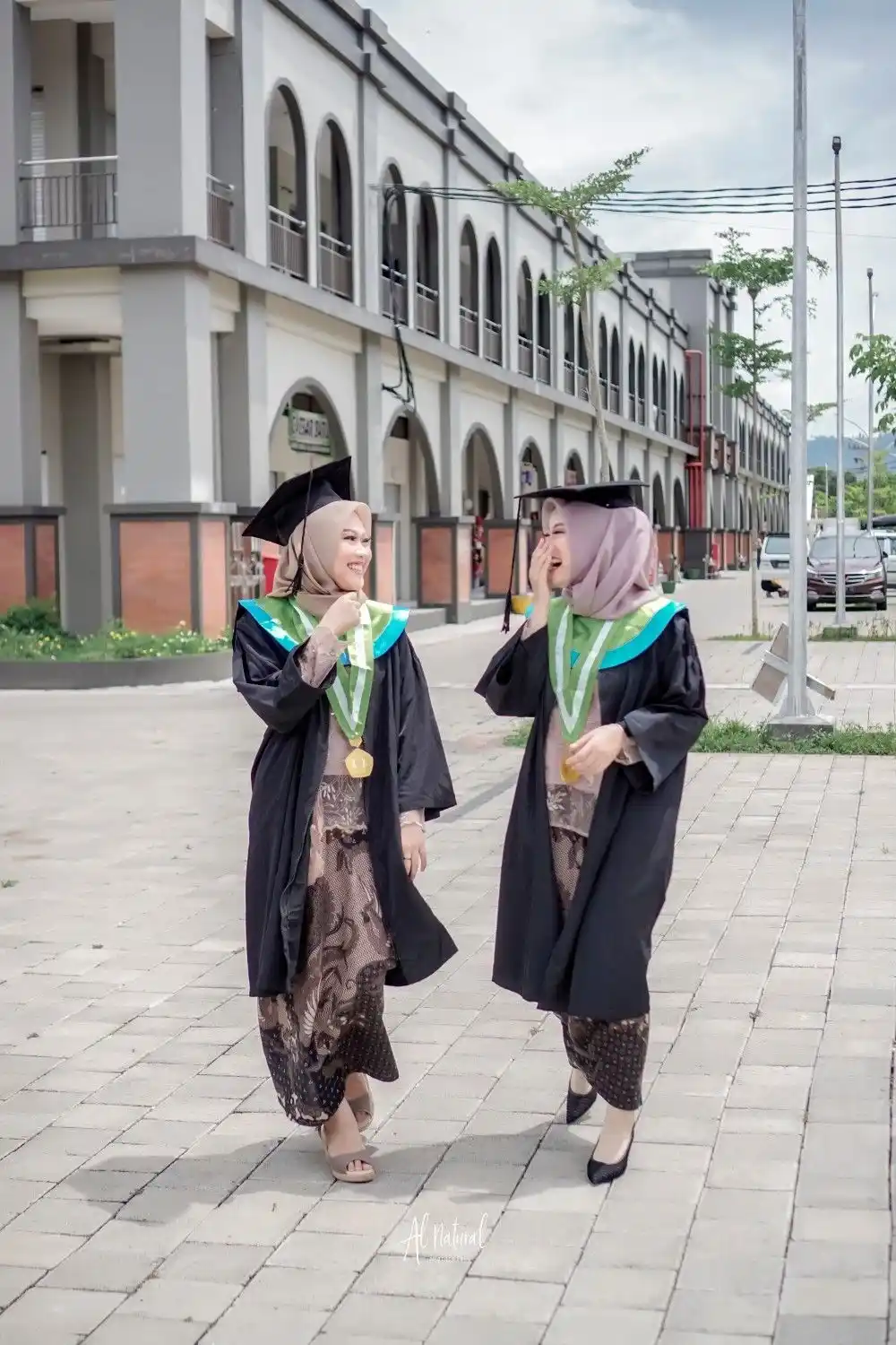 Jalan bareng sahabat saat wisuda