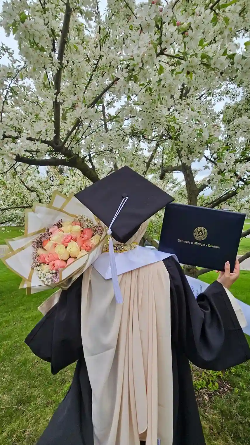 Pose Wisuda dengan membelakangi kamera