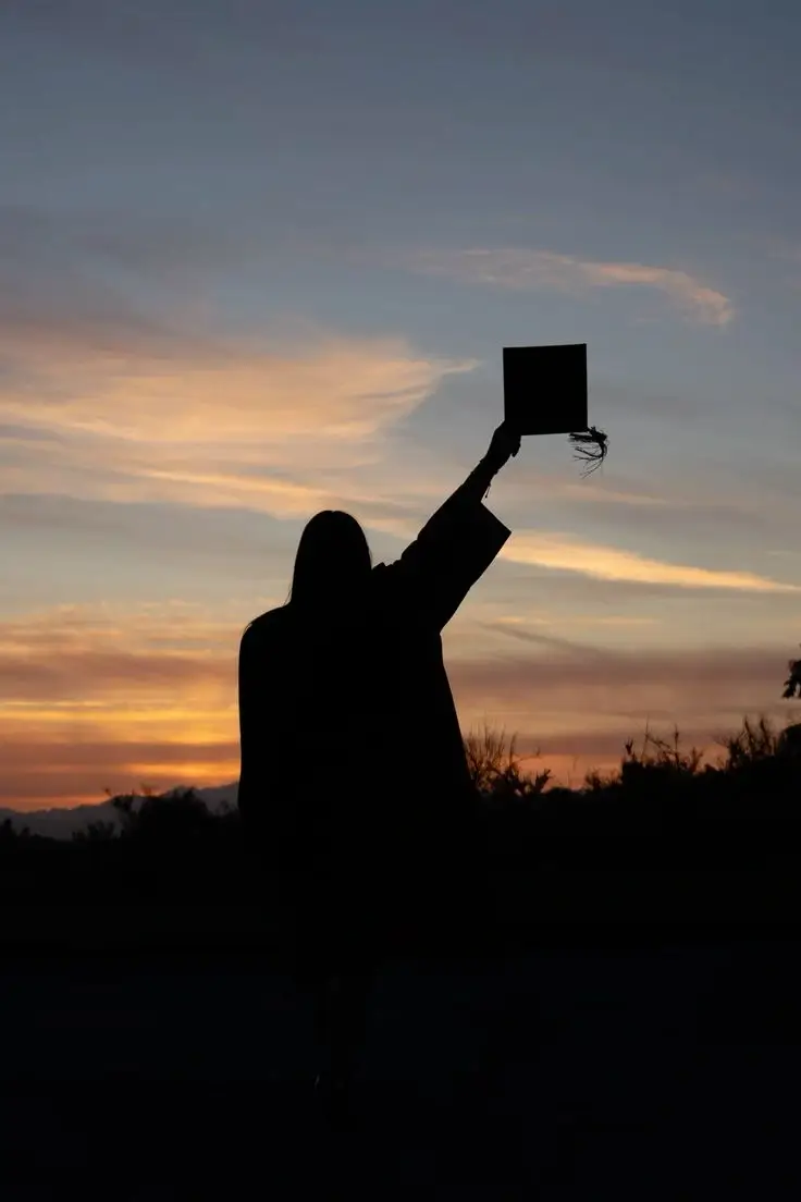 Pose foto wisuda saat sunset