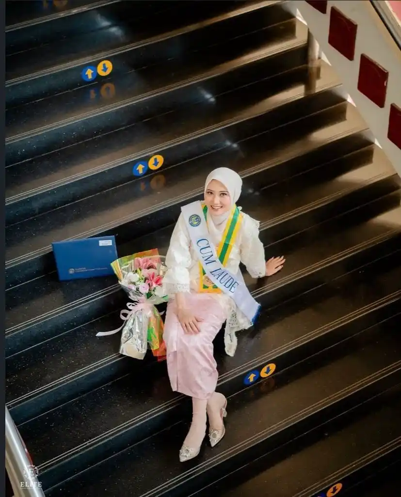 Pose wisuda dengan Duduk Santai di Tangga Kampus